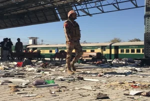 Un ataque suicida en una estación de tren de la ciudad paquistaní de Quetta, de la violenta provincia de Baluchistán, este sábado ha causado al menos 24 muertos y decenas de heridos, informó hoy la Policía.