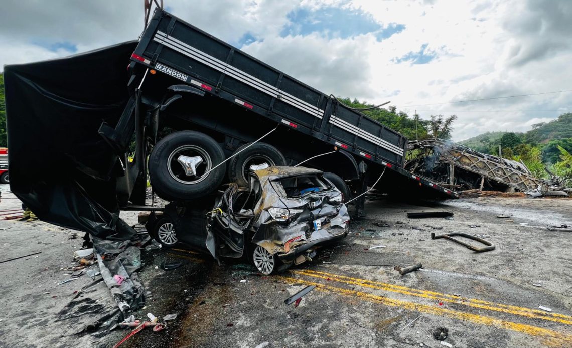 Suben a 41 los muertos en un accidente de tres vehículos en Brasil