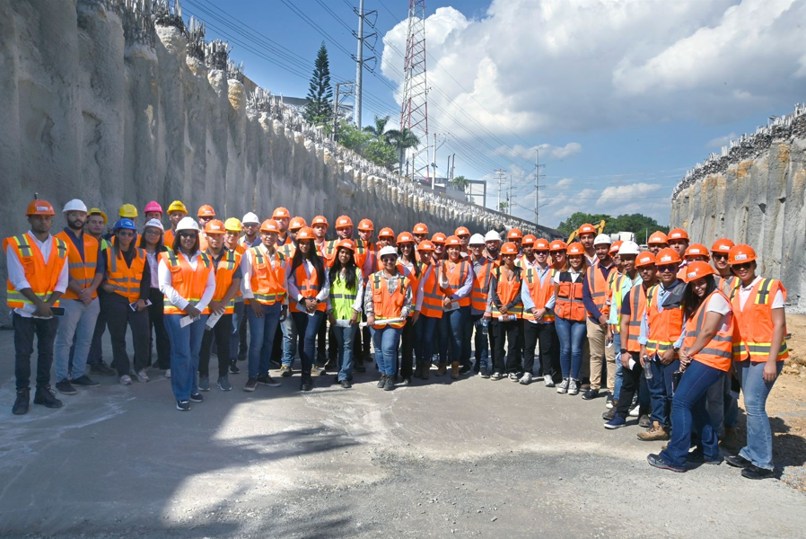 Estudiantes visitan obra de solución vial 27 de Febrero- Plaza de la Bandera