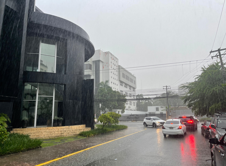 ¡Agua por un tubo! Lluvias en SD y alerta por vaguada en varias provincias