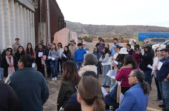 EE.UU. acoge celebración ‘Posada sin Fronteras’ a puertas cerradas en el muro entre California y México