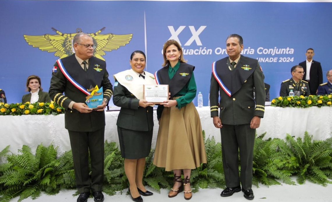 Raquel Peña en graduación del Ministerio de Defensa