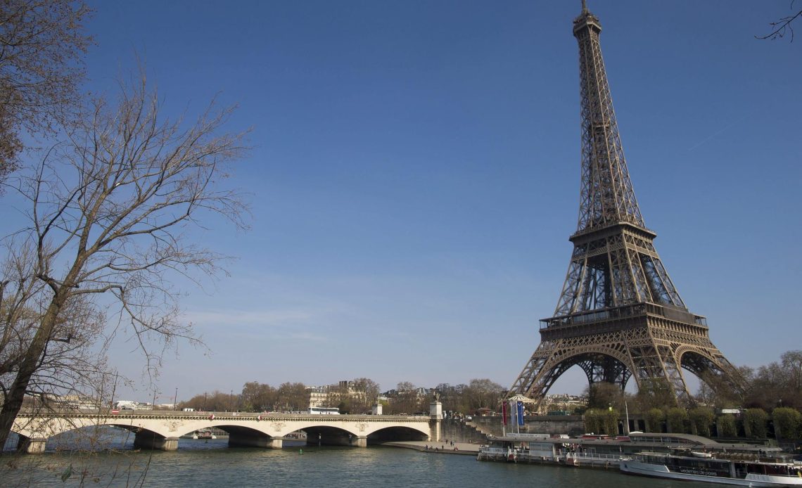 Evacúan temporalmente la torre Eiffel por un cortocircuito en los ascensores