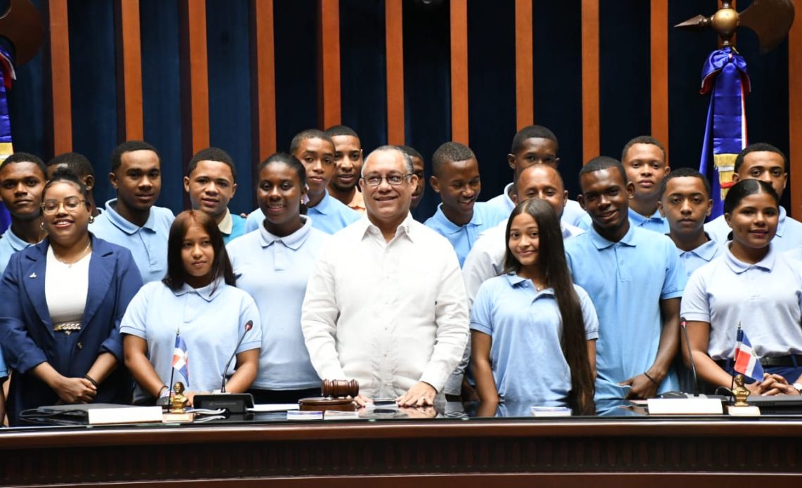 Senador de Elías Piña Realiza Visita Guiada Liceo Francisco del Rosario Sánchez de Juan Santiago