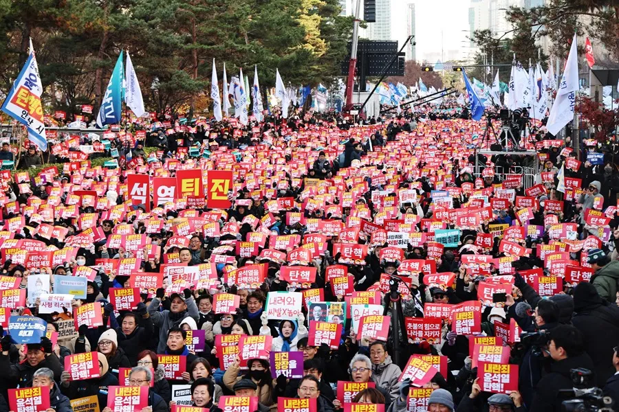 Una protesta multitudinaria pide en Corea del Sur destituir al presidente Yoon