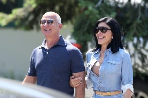 Jeff Bezos y su pareja