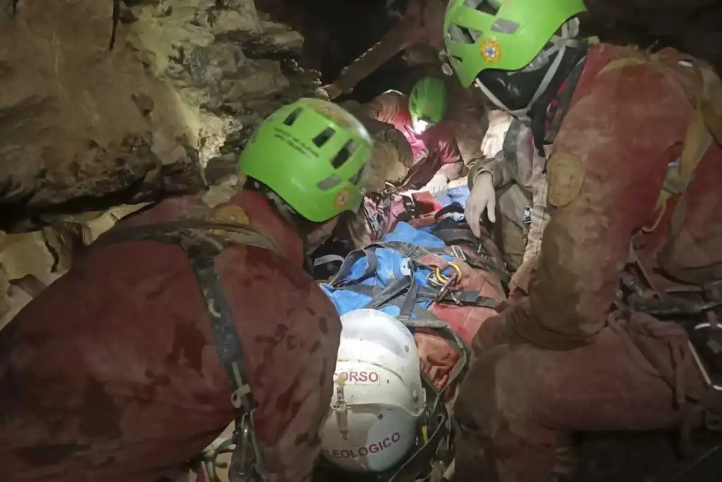 Una espeleóloga herida en el norte de Italia fue puesta a salvo el miércoles, 75 horas después de haberse caído mientras intentaba mapear una parte inexplorada de la cueva Bueno Fonteno, dijeron los rescatistas alpinos.