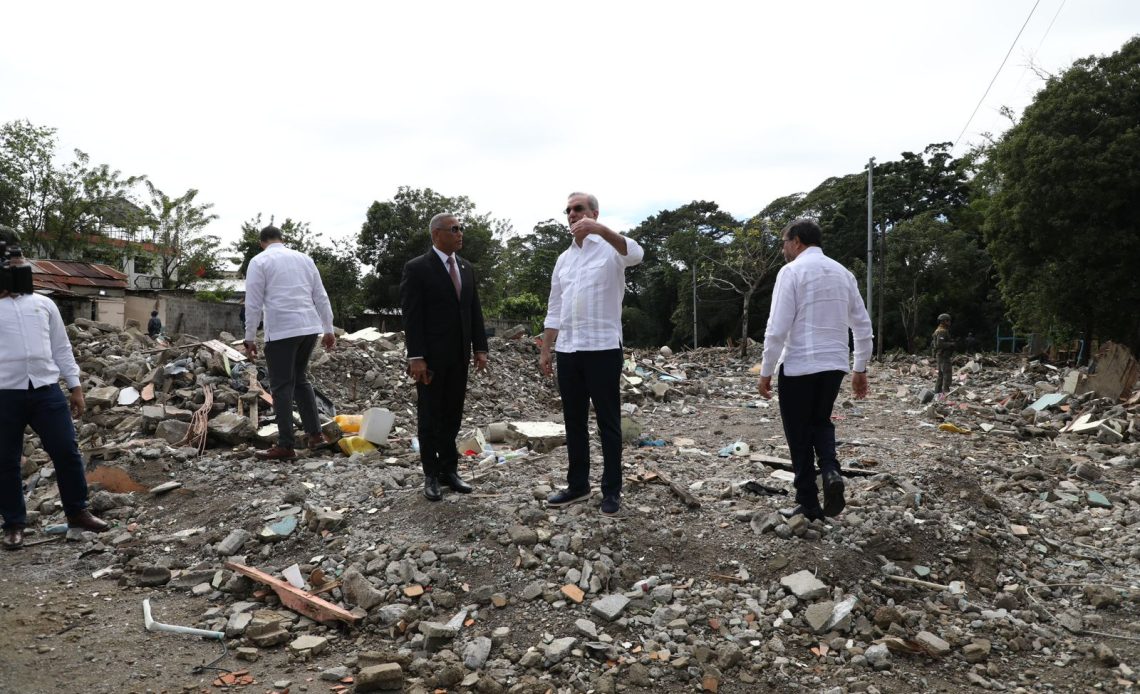 Abinader construirá parque próximo a Río Jaya; supervisa alrededores