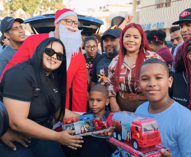 Vicealcaldesa SDO lleva alegría a niños del Barrio Duarte con entrega de juguetes