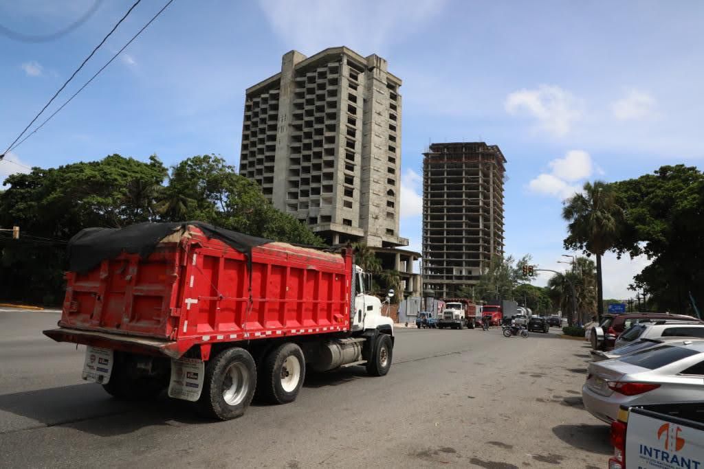 Prohíben circulación de vehículos pesados en el Malecón de Santo Domingo para evitar accidentes