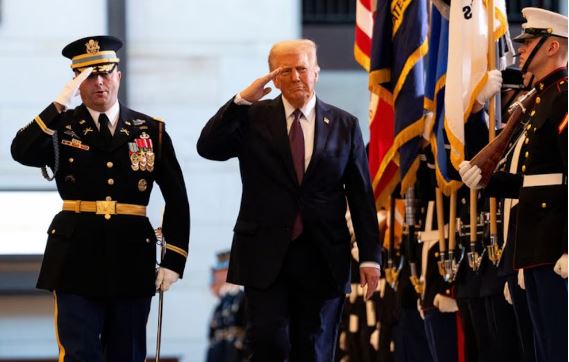 Trump prohíbe a personas transgénero servir en Ejército de EE.UU. y elimina programas de diversidad