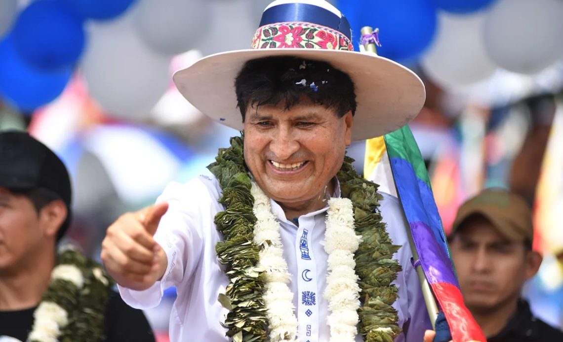 Evo Morales celebrando