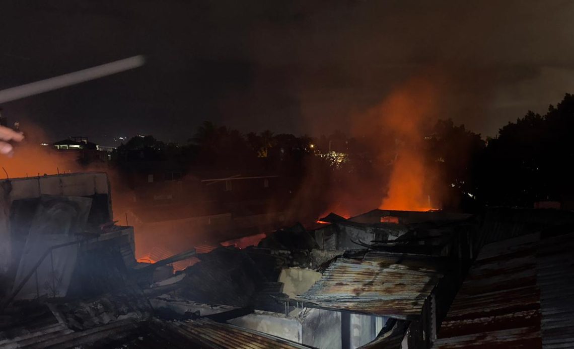 Incendio consume viviendas y taller de ebanistería en Vuelta Larga, Santiago