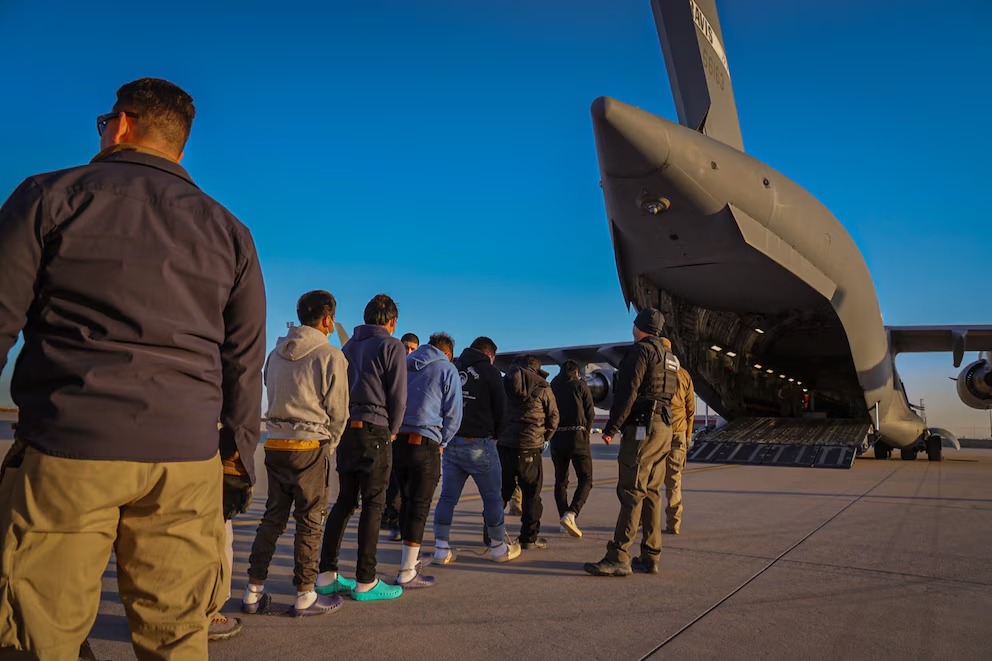 Inmigrantes de cuelta al avión