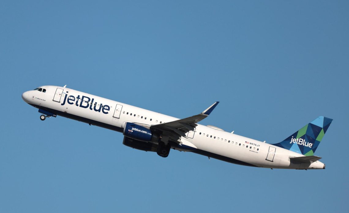 EE.UU. multa con dos millones de dólares a JetBlue por los retrasos crónicos de sus vuelos