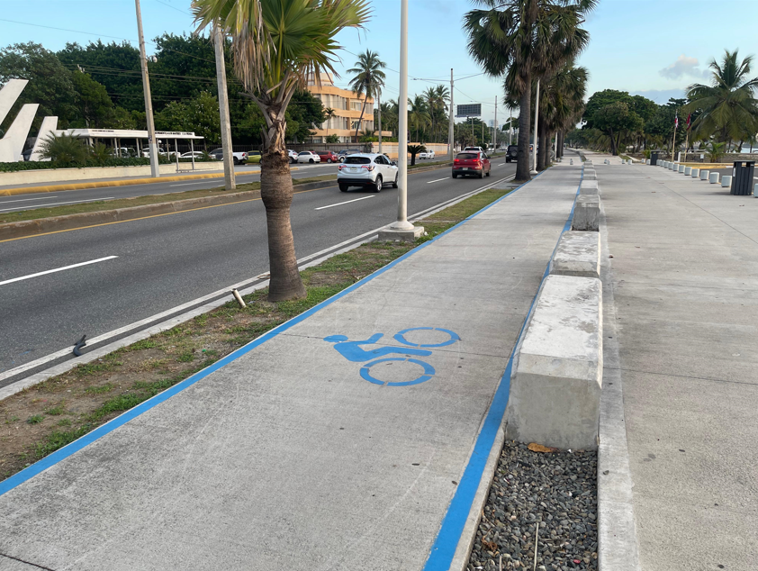 Motoristas siguen invadiendo espacios del Malecón de Santo Domingo