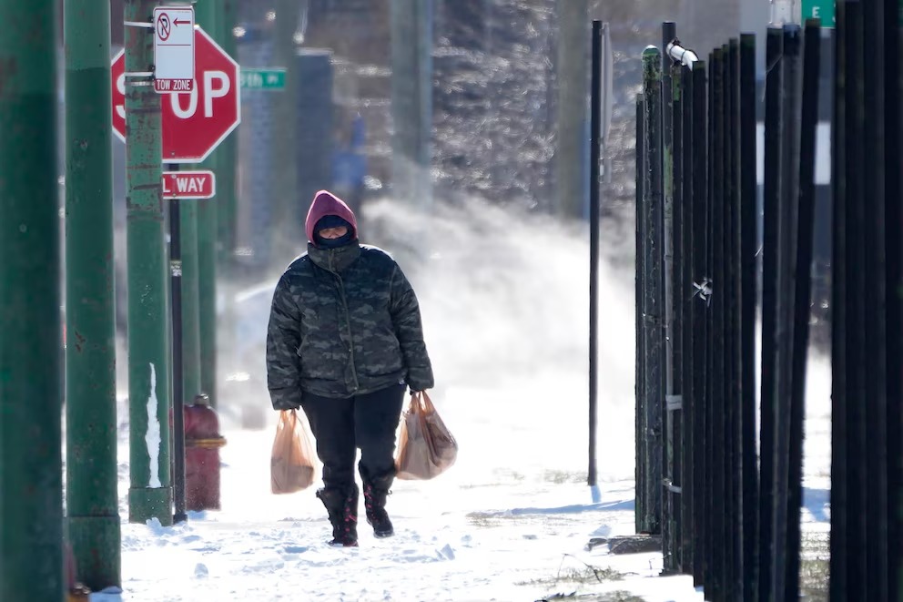 Una tormenta invernal paraliza el centro de EEUU y avanza hacia el este con nieve y hielo