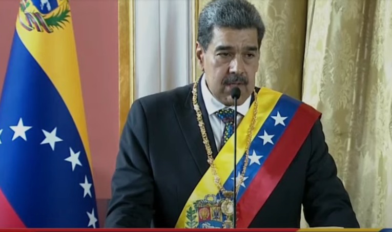 Nicolás Maduro: “Esta banda la hizo el pueblo presidente y ahora la lleva el presidente pueblo”