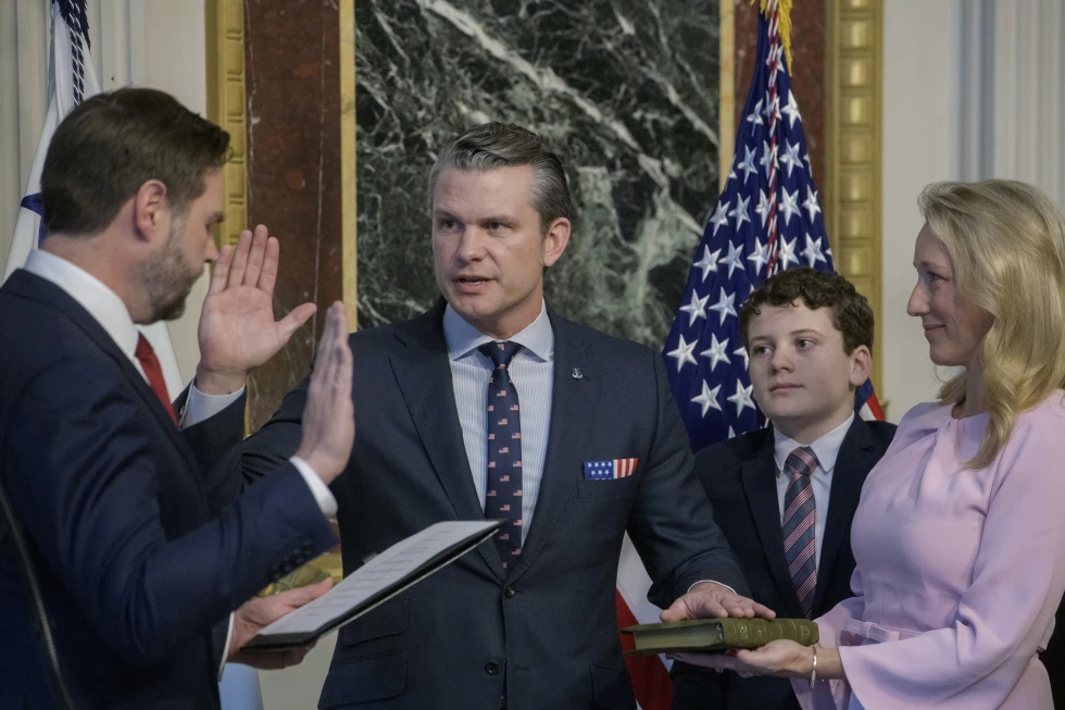 Pete Hegseth jura como secretario de Defensa tras tensa votación en el Senado