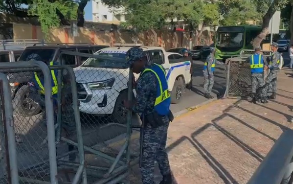 Policías resguardan Palacio Nacional por presencia y actividades con Edmundo González