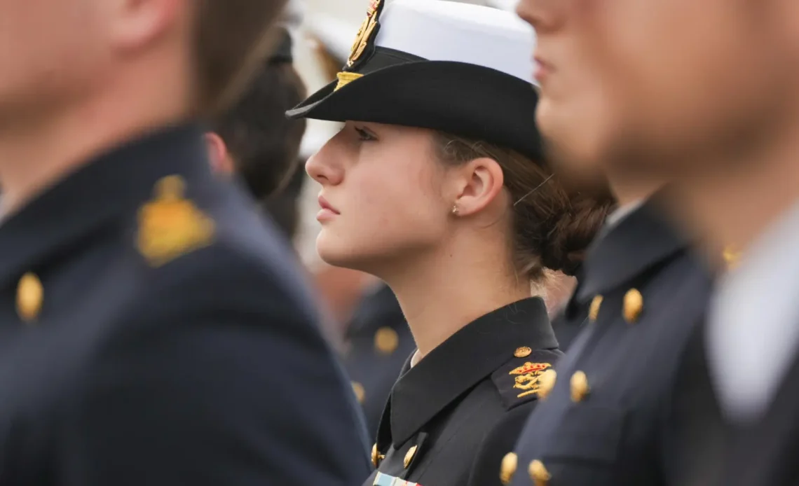 ¡Llenos de entusiasmo! Los reyes de España despiden a la princesa Leonor a su travesía de 5 meses