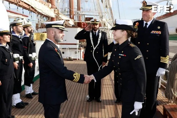 La princesa Leonor se embarca en el buque escuela Juan Sebastián de Elcano