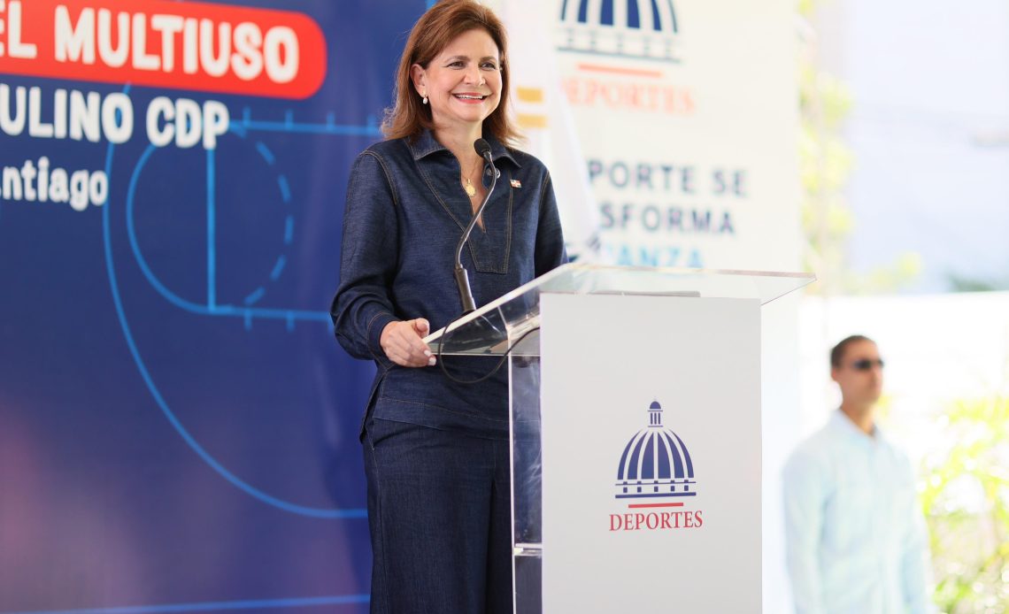 Raquel Peña en acto de remozamientos en Santiago