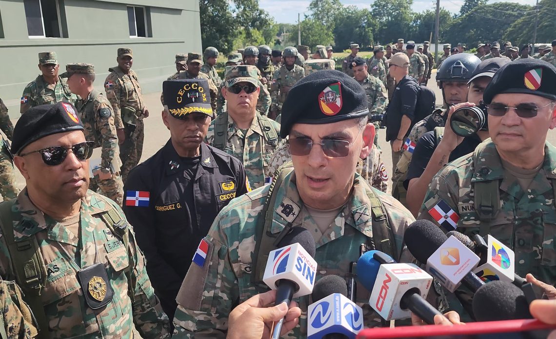 comandante general del Ejército con la prensa en recorrido por Dajabón