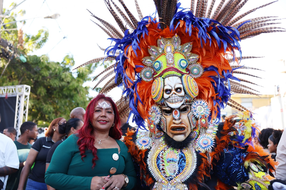 Vicealcaldesa de SDO, proclamada reina del primer carnaval de La Venta