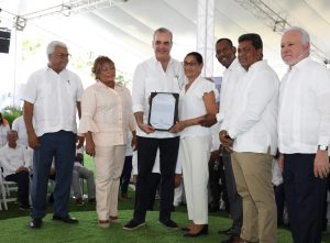 Presidente Abinader entrega 144 apartamentos a familias desplazadas del proyecto de saneamiento cañada de Guajimía