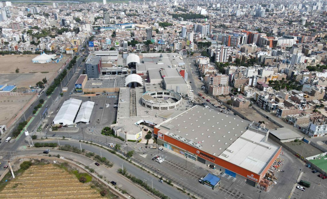 Sube a ocho el número de muertos en el desplome de un centro comercial en Perú