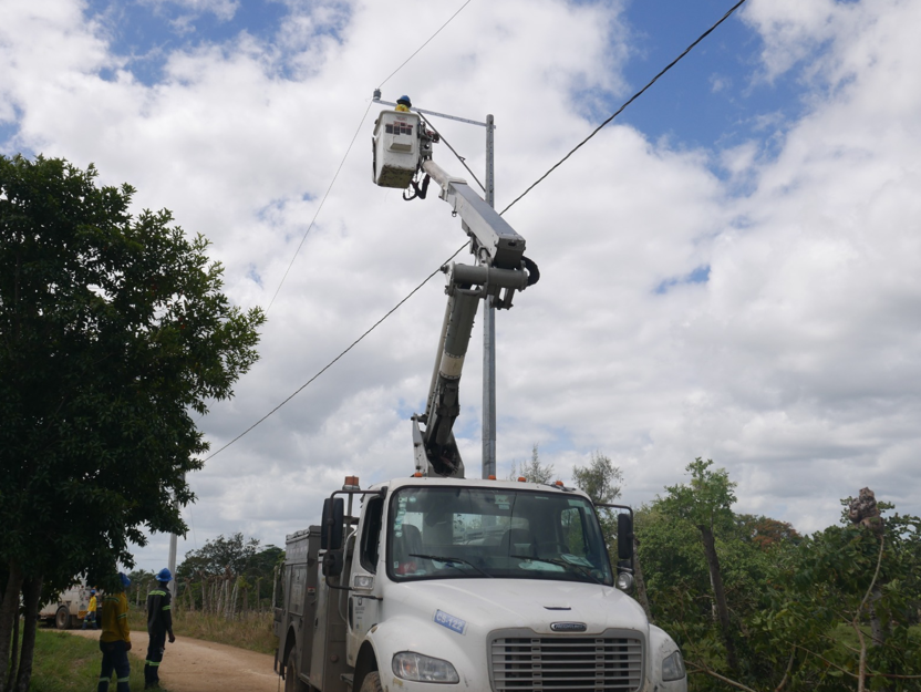 EDEEste instala redes eléctricas en Santana Bella, Higüey, beneficiando a decenas de familias