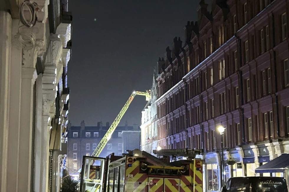 Un incendio declarado en un hotel y un restaurante de lujo de Londres conocidos por ser un punto de encuentro de celebridades, consumió el histórico edificio y obligó a evacuar a unas 100 personas, según los bomberos