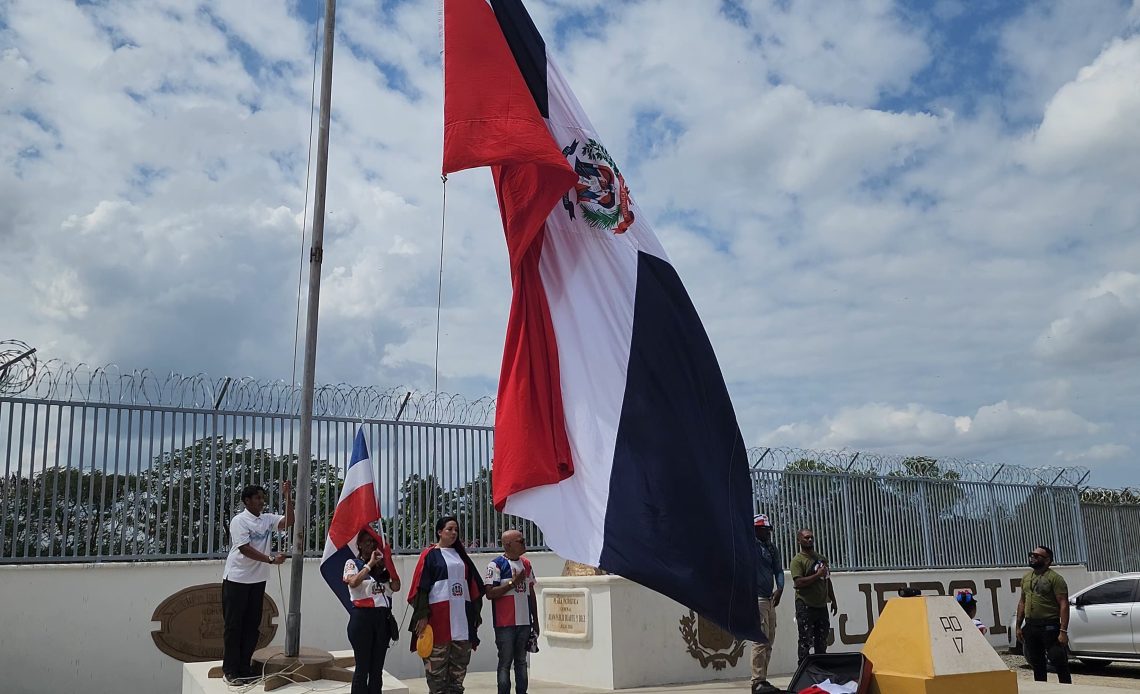 Izamiento de bandera en Dajabón