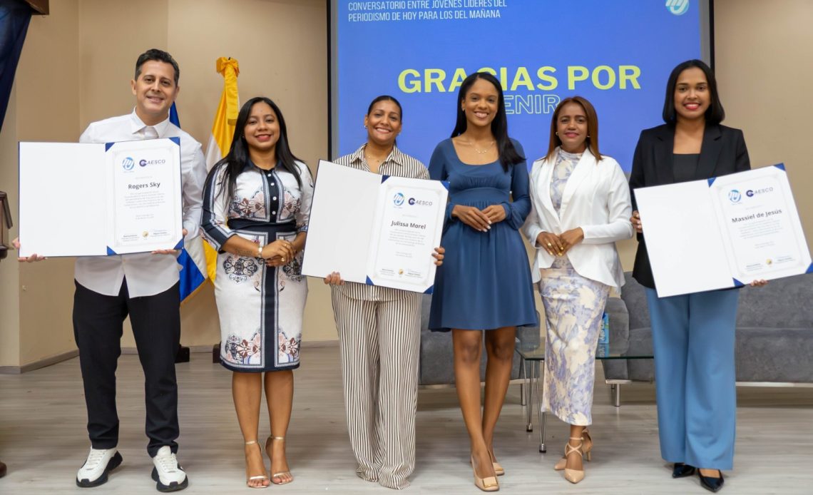 Jóvenes analizan el presente y futuro del periodismo durante conversatorio