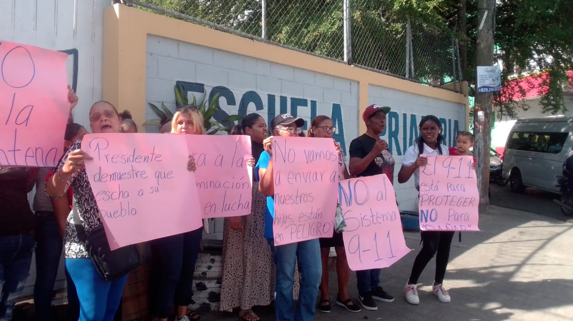 Padres protestan en escuela de SDO por antena del 9-1-1 en riesgo de caerse