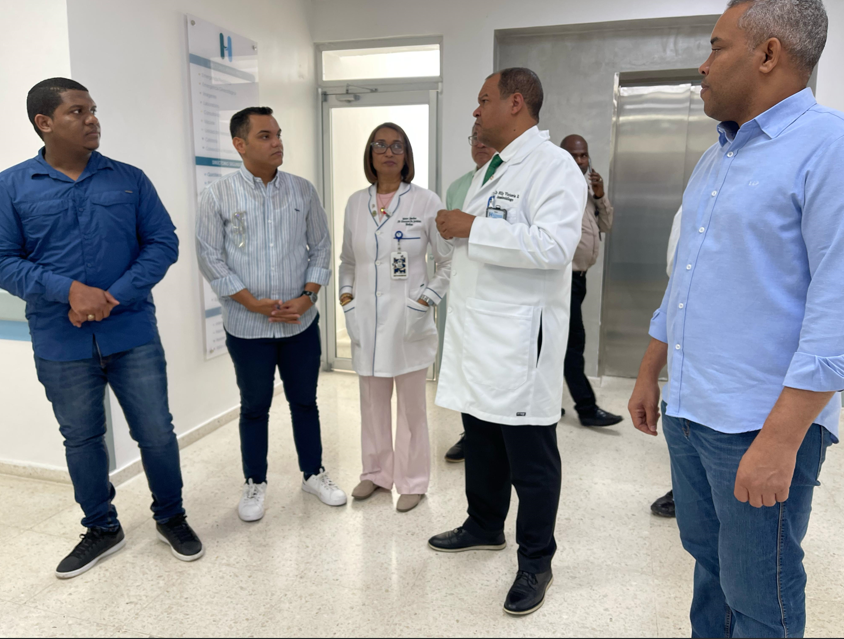 Regidores de SDO visitan director del hospital Dr. Marcelino Vélez Santana