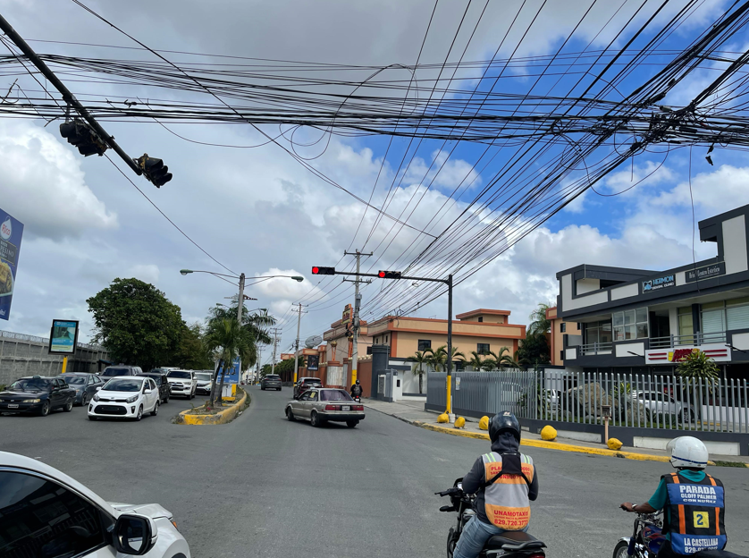 ¡Por fin! Colocan semáforos en avenida Los Beisbolistas y Duarte vieja en SDO