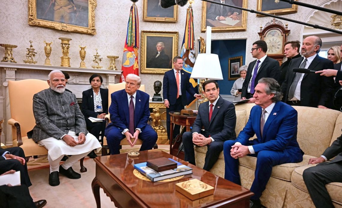 Trump reunido en el despacho oval