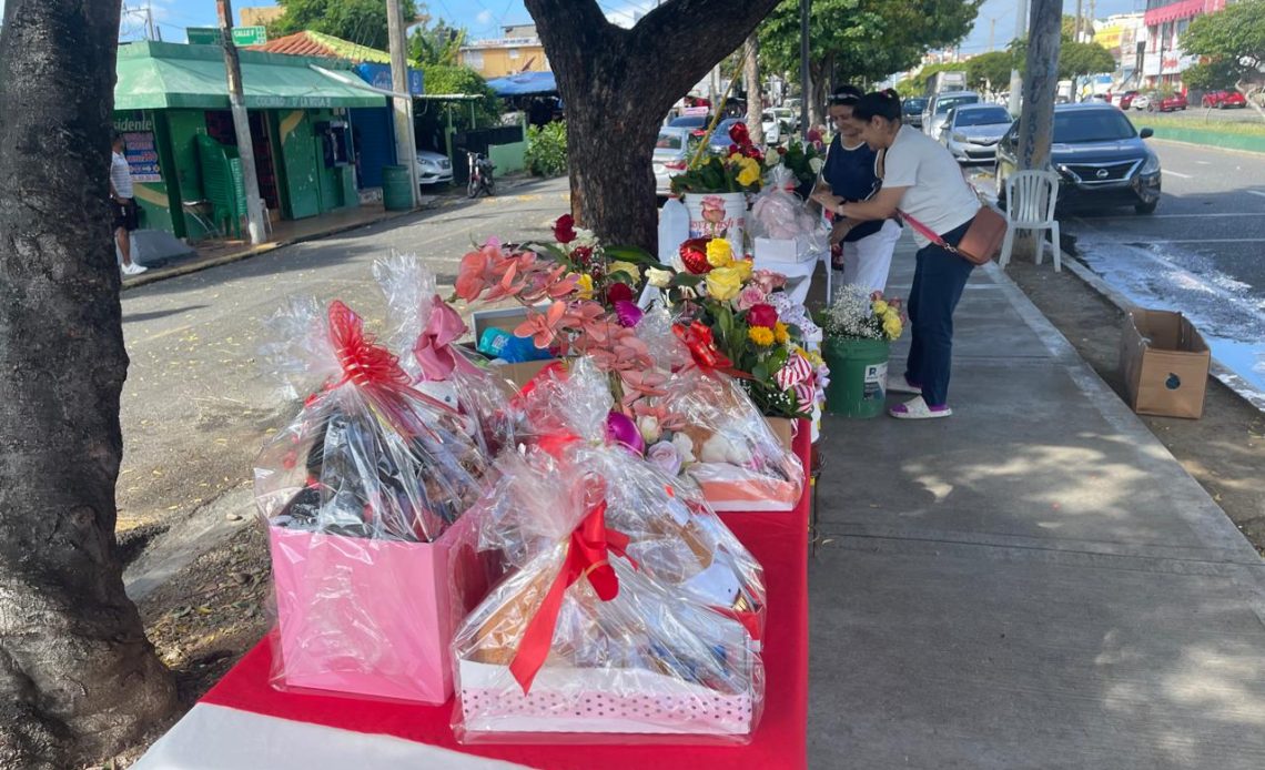 Unidas en San Valentín: madre e hija venden arreglos florales y peluches en la calle