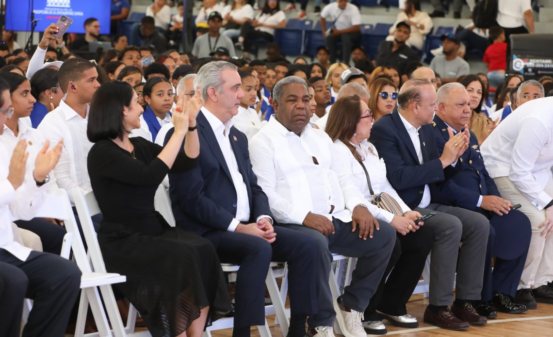 Abinader encabeza graduación e inaugura ampliación de escuela básica en Santiago