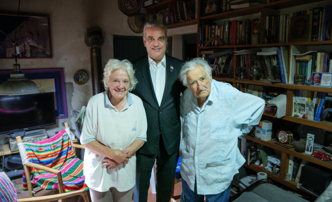 Abinader junto a Pepe Mujica