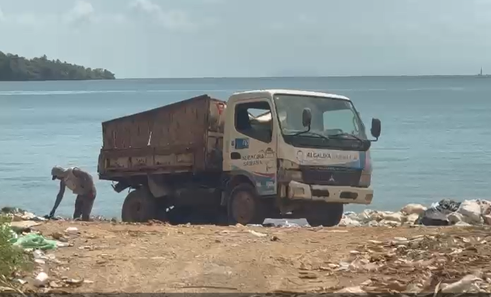 Tras denuncia de N Digital, horas después, alcaldía de Samaná inicia limpieza de la playa