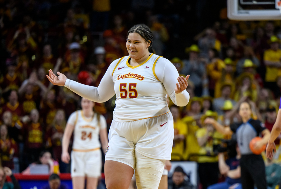 Jugadora, comparada con Shaquille O'Neal, causa estragos en baloncesto universitario de EE.UU