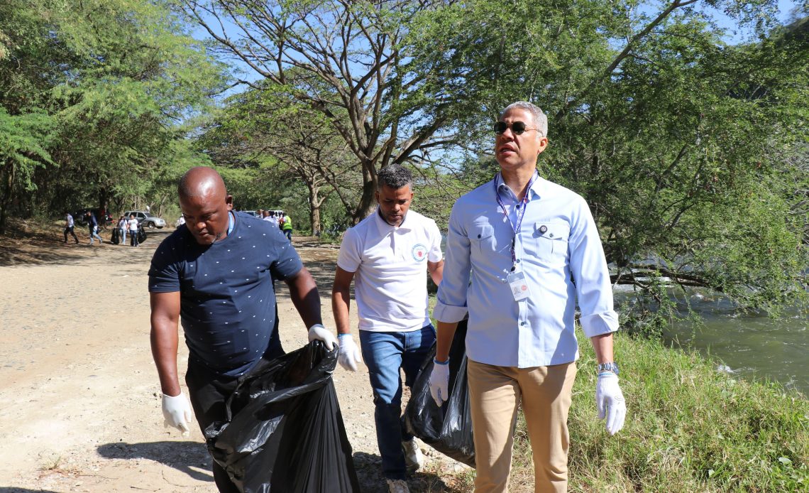 Coraasan realiza jornada de limpieza en río Yaque del Norte