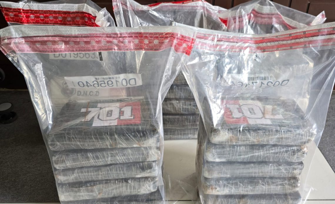 Atrapan italiano con 24 paquetes de presunta cocaína en el AILA