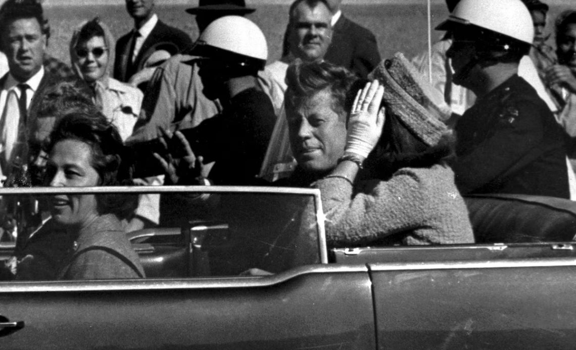 El presidente John F. Kennedy en el automóvil en Dallas, Texas,