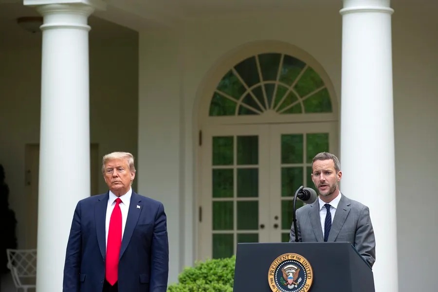 El presidente de Estados Unidos, Donald Trump (i), junto al enviado presidencial para los rehenes, Adam Boehler