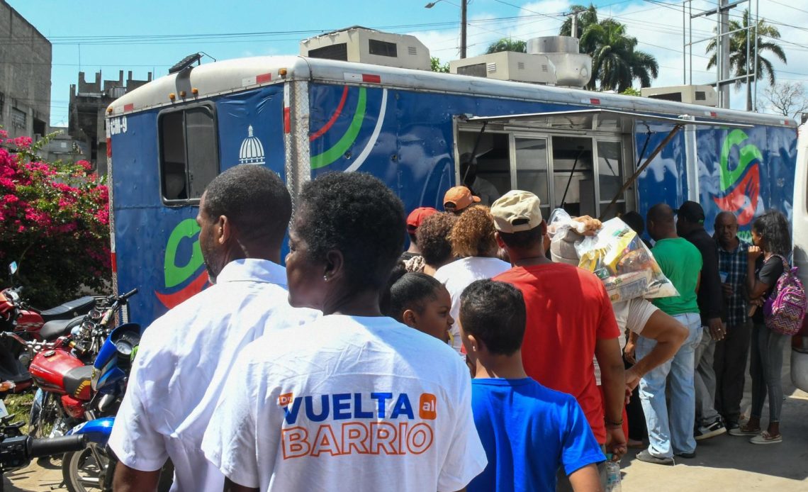 Gobierno Contigo entrega de alimentos en Pedro Brand