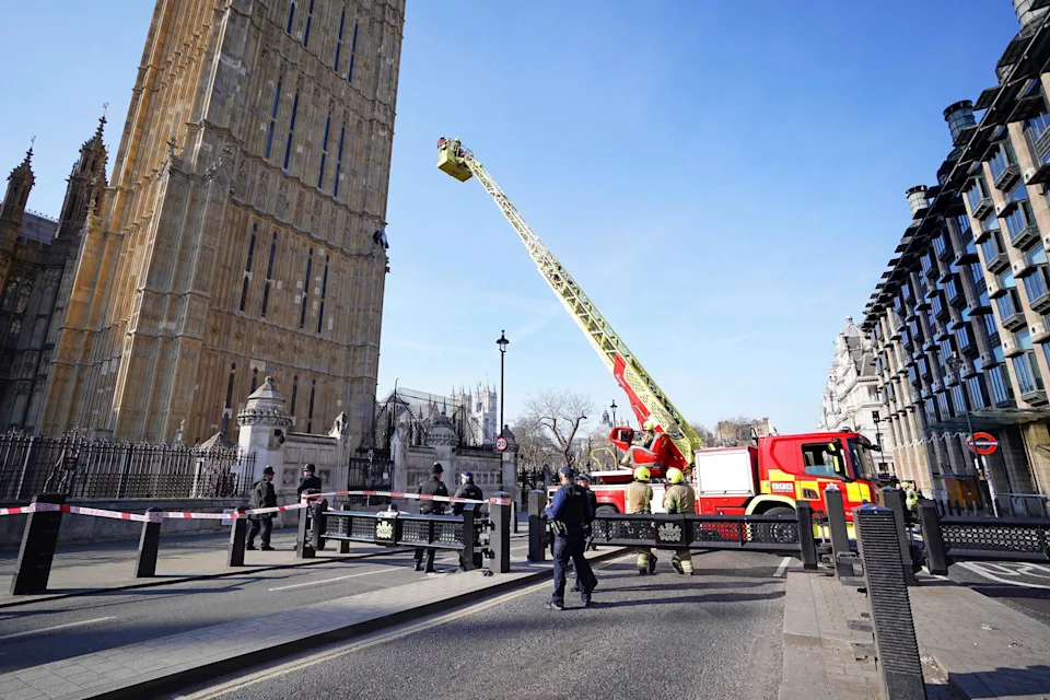 Tensión en Londres: manifestante trepa el Big Ben con una bandera palestina